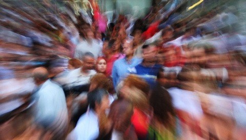 קהל גדול נאסף סביבי